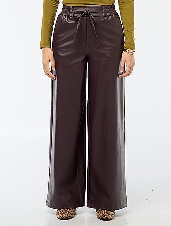 Calças largas em imitação de pele lisa