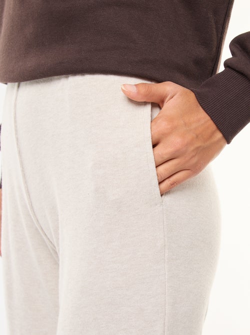 Calças largas em material canelado - Kiabi