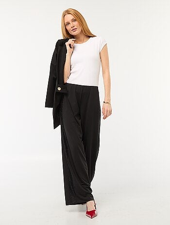 Calças largas fluidas com faixas laterais em renda