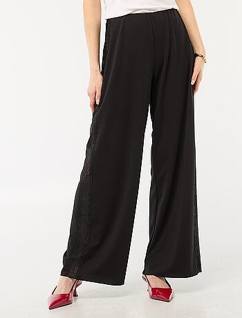 Calças largas fluidas com faixas laterais em renda