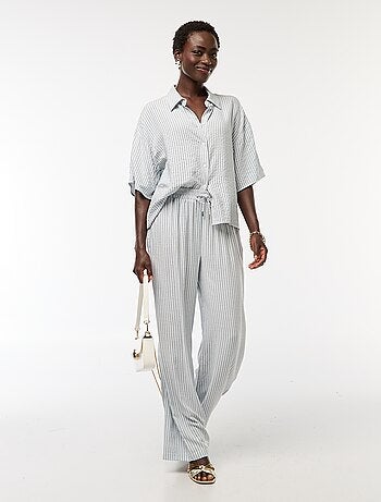 Calças Leves e às Riscas de Corte Largo