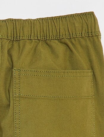 Calças lisas com vários bolsos