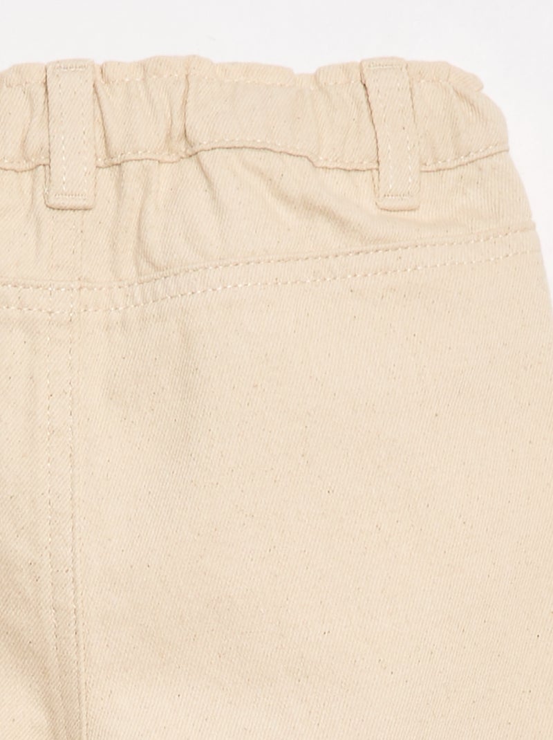 Calças paperbag bordadas all-over em sarja de algodão Bege - Kiabi