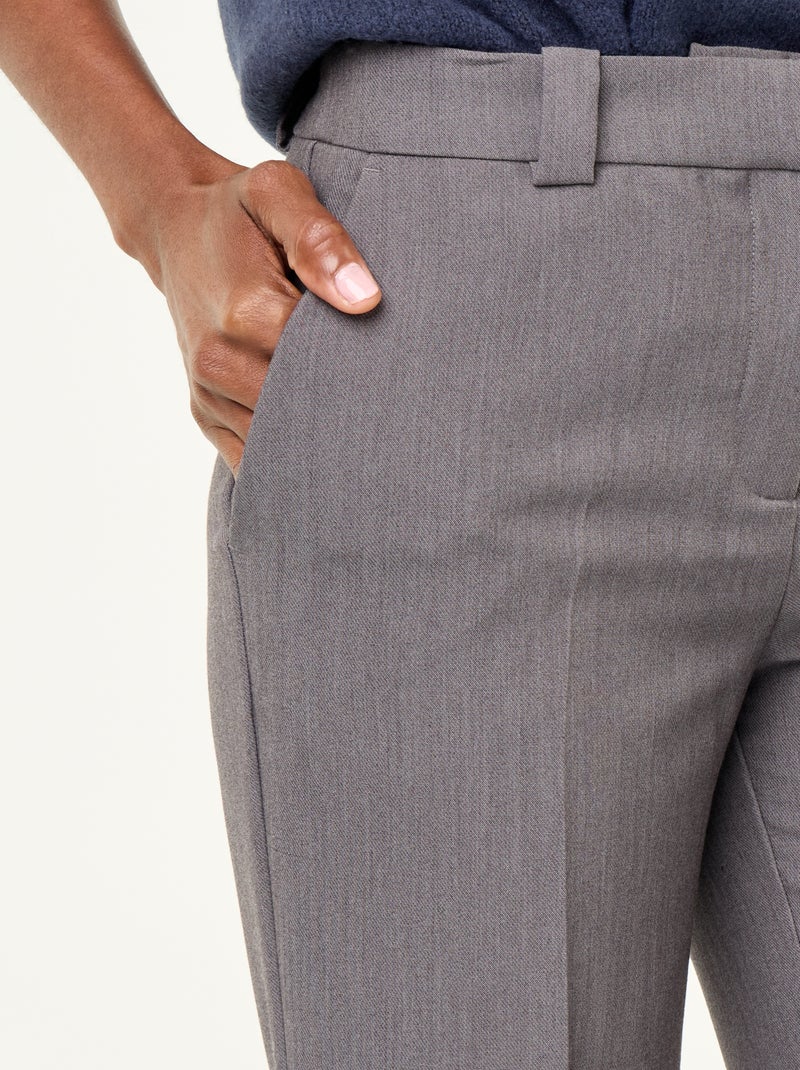Calças retas com cinto na cintura Cinza - Kiabi