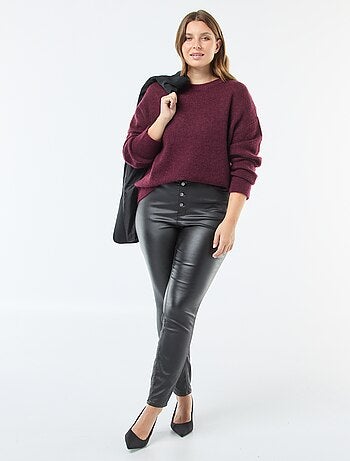 Calças retas em material acetinado