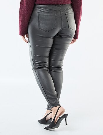 Calças retas em material acetinado