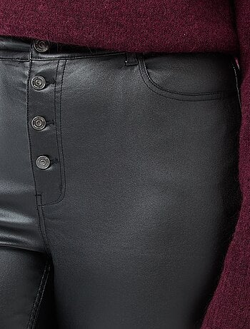 Calças retas em material acetinado