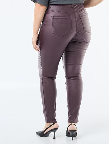 Calças retas em material acetinado