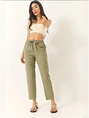 Calças skinny pelo tornozelo com bolsos lucci
