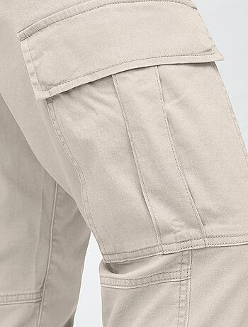 Calças slim com bolsos grandes