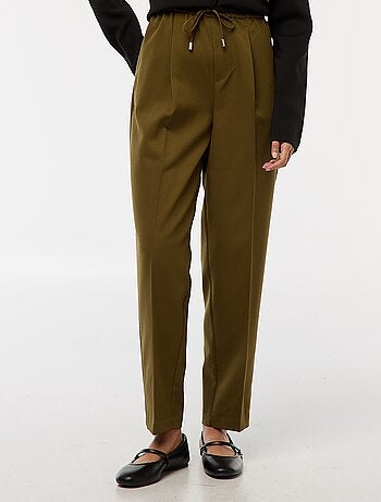 Calças tipo jogger lisas