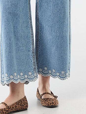 Calças wide leg com bolsos aplicados