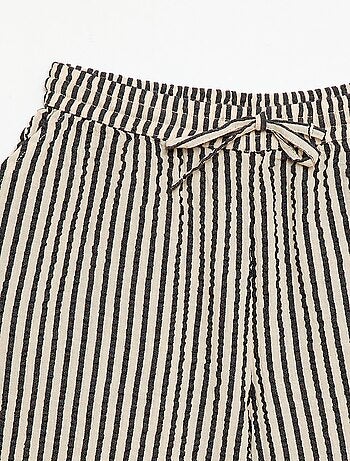 Calções às riscas com atilhos