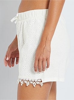 Calções com bordado inglês - Kiabi