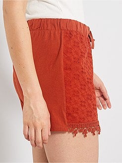 Calções com bordado inglês - Kiabi