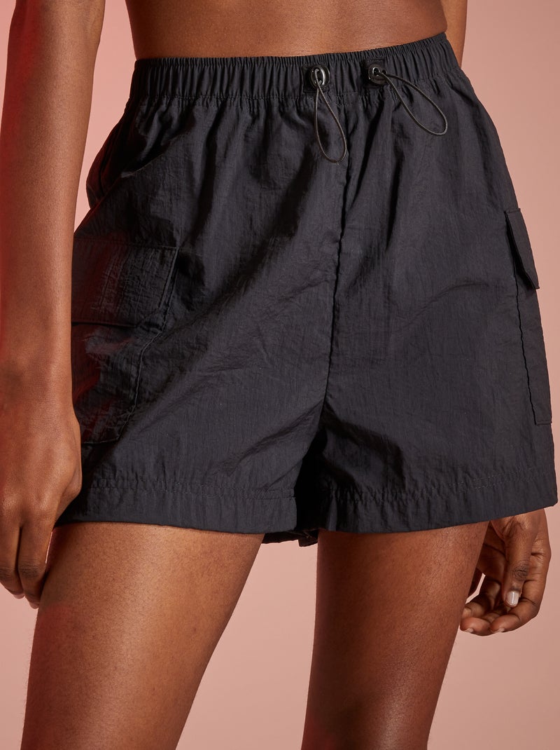 Calções com cintura subida com bolsos cargo Preto - Kiabi