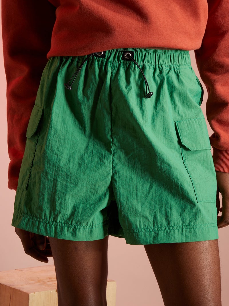 Calções com cintura subida com bolsos cargo VERDE - Kiabi