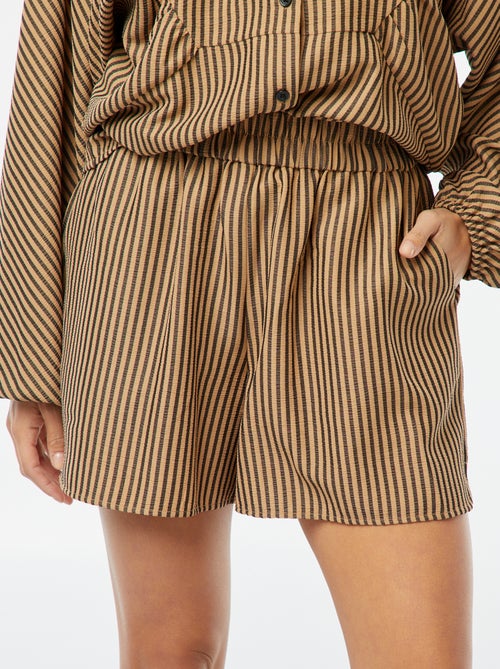 Calções curtos às riscas com bolsos - Kiabi