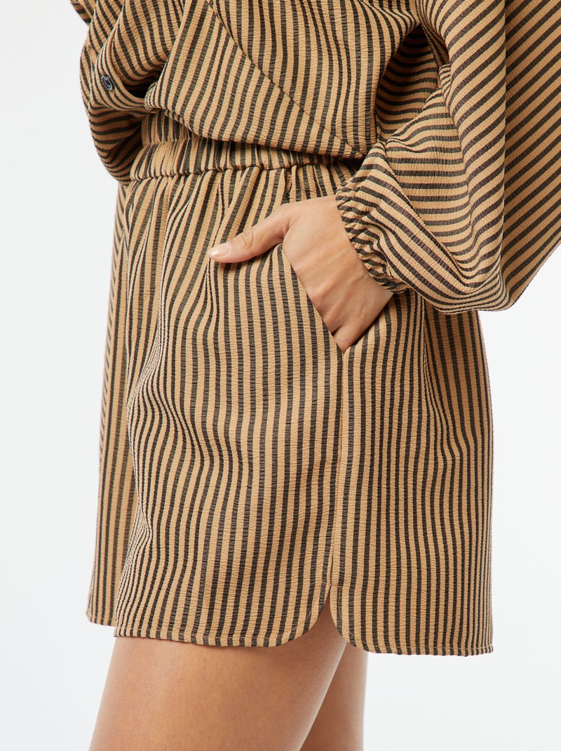 Calções curtos às riscas com bolsos CASTANHO - Kiabi