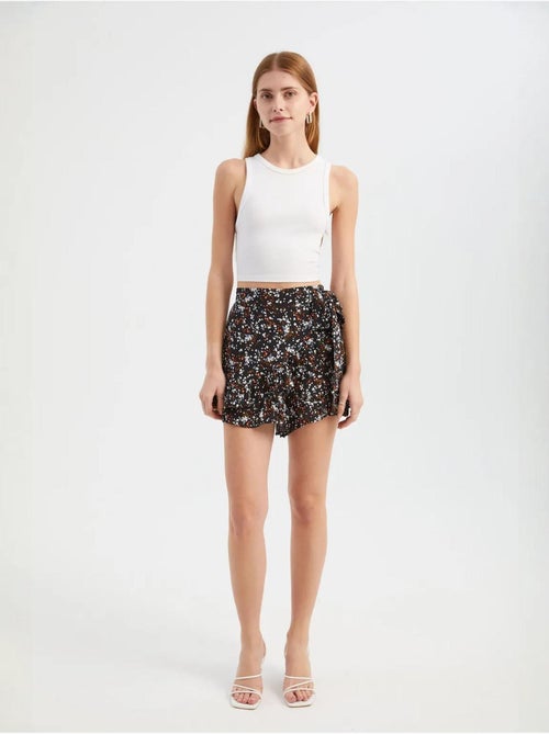 Calções de cintura subida com estampado floral e detalhe de cinto hiccup - Kiabi Calções de cintura subida com estampado floral e detalhe de cinto hiccup - Kiabi