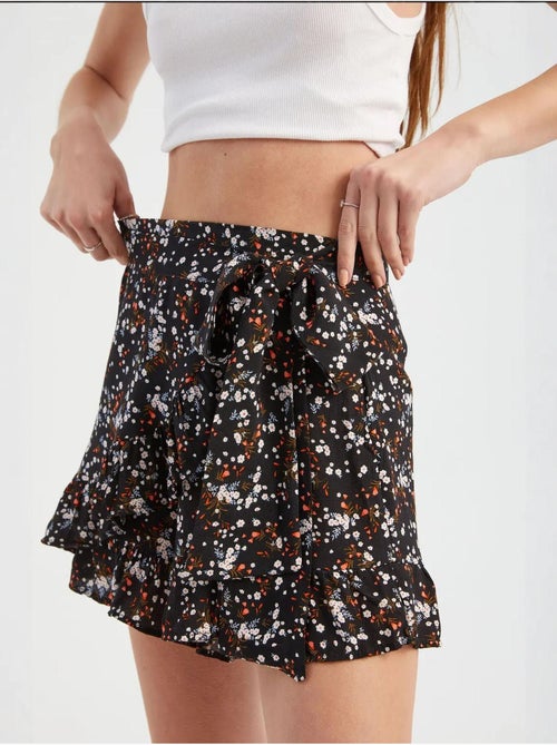 Calções de cintura subida com estampado floral e detalhe de cinto hiccup - Kiabi Calções de cintura subida com estampado floral e detalhe de cinto hiccup - Kiabi
