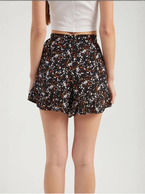 Calções de cintura subida com estampado floral e detalhe de cinto hiccup - Kiabi Calções de cintura subida com estampado floral e detalhe de cinto hiccup - Kiabi