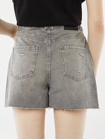 Calções de ganga com rasgões e acabamentos a cru