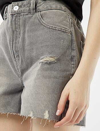 Calções de ganga com rasgões e acabamentos a cru