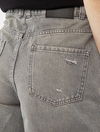 Calções de ganga com rasgões e acabamentos a cru