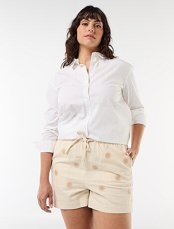 Calções em cor natural com bordados de sol