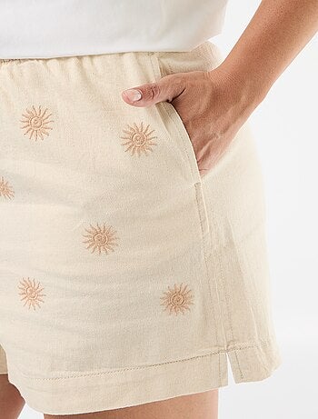 Calções em cor natural com bordados de sol