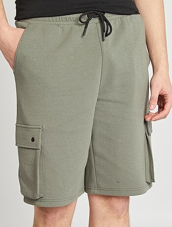Calções em moletão leve com bolsos com abas