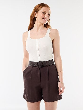 Calções leves com cinto de fivela