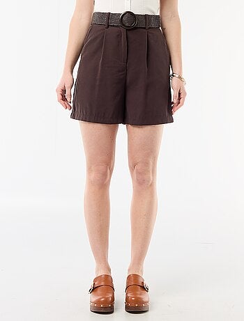 Calções leves com cinto de fivela