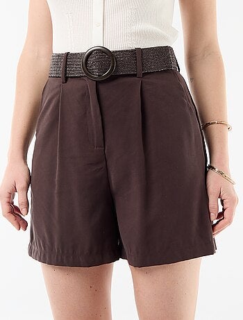 Calções leves com cinto de fivela