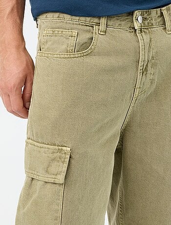 Calções lisos com vários bolsos