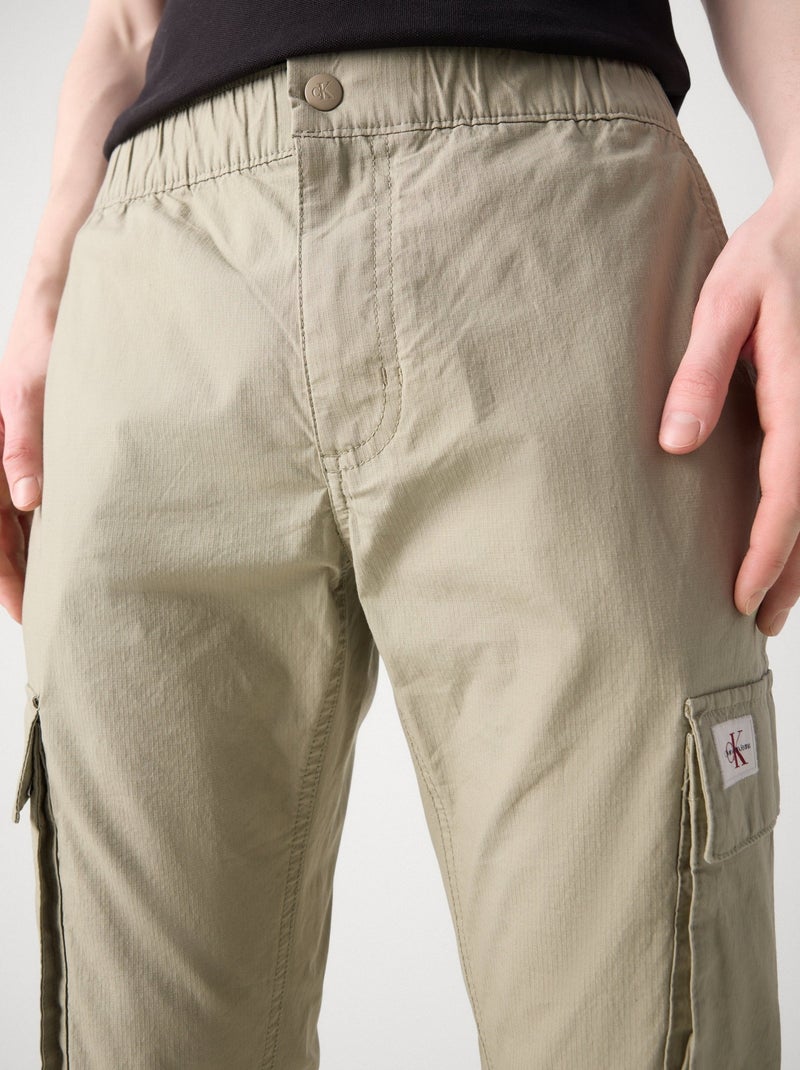 Calvin Klein Jeans Calças Cargo Verdes para Homem J30J3276 Bege escuro - Kiabi