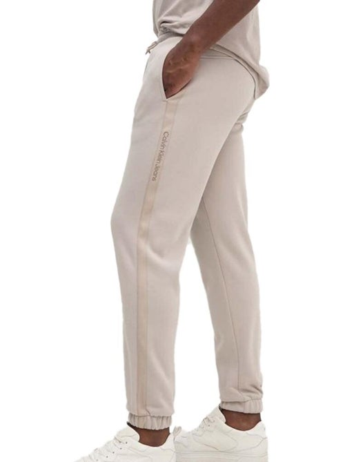 Calvin Klein Jeans Jogging Bege com Fita Logótipo para Mulher - Kiabi Calvin Klein Jeans Jogging Bege com Fita Logótipo para Mulher - Kiabi