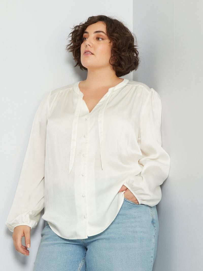 Camisa acetinada com decote em bico BRANCO - Kiabi