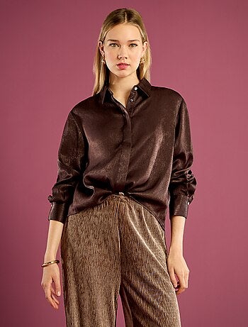 Camisa acetinada corte semi-longo lisa