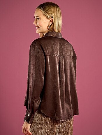 Camisa acetinada corte semi-longo lisa