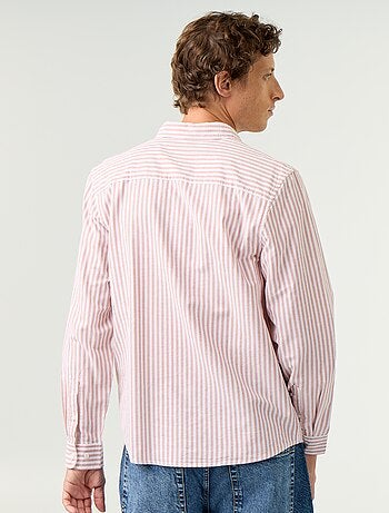 Camisa às riscas com colarinho abotoado