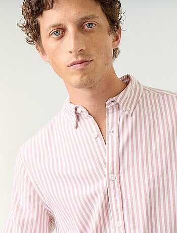 Camisa às riscas com colarinho abotoado