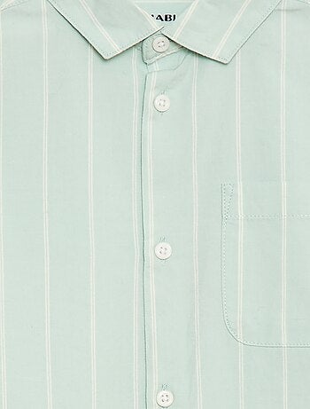 Camisa às riscas em algodão com bolso no peito