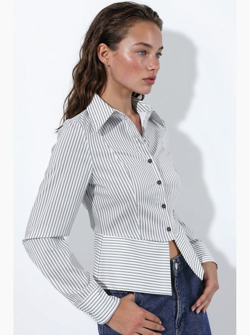 Camisa às riscas justa com detalhe peplum hiccup - Kiabi Camisa às riscas justa com detalhe peplum hiccup - Kiabi