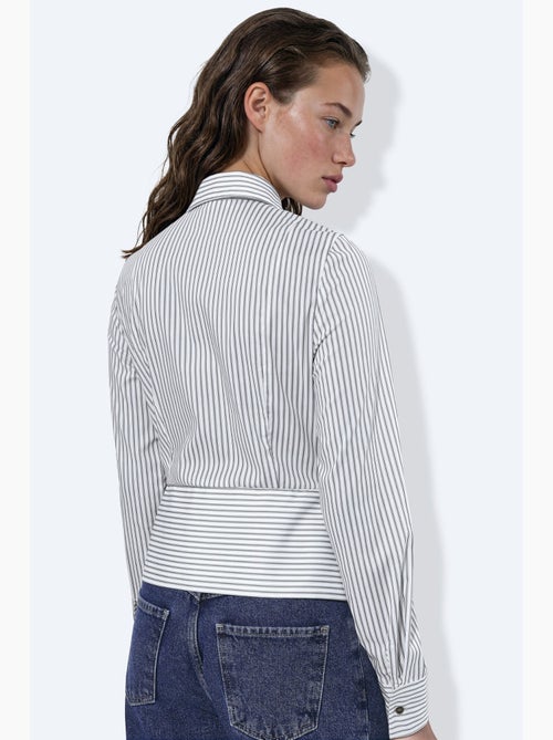 Camisa às riscas justa com detalhe peplum hiccup - Kiabi Camisa às riscas justa com detalhe peplum hiccup - Kiabi