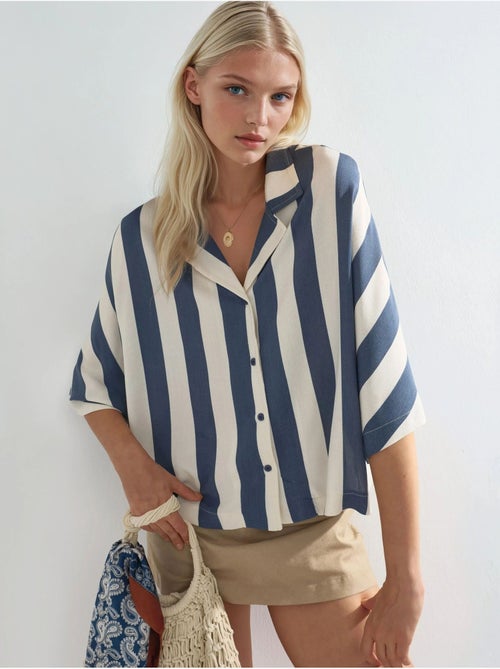 Camisa às riscas relaxed fit com abotoamento busem - Kiabi Camisa às riscas relaxed fit com abotoamento busem - Kiabi