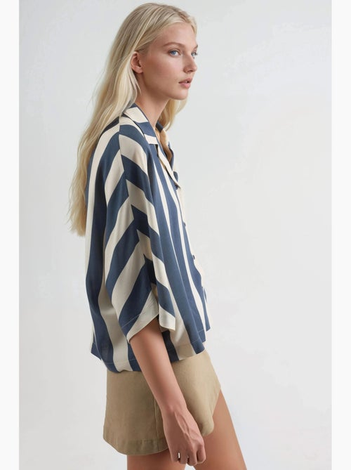 Camisa às riscas relaxed fit com abotoamento busem - Kiabi Camisa às riscas relaxed fit com abotoamento busem - Kiabi