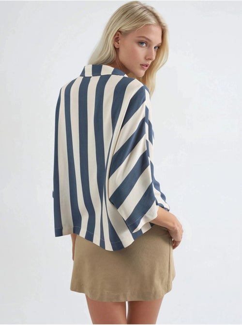 Camisa às riscas relaxed fit com abotoamento busem - Kiabi Camisa às riscas relaxed fit com abotoamento busem - Kiabi