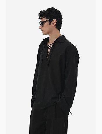 Camisa casual de manga comprida com detalhe de atilho giesto